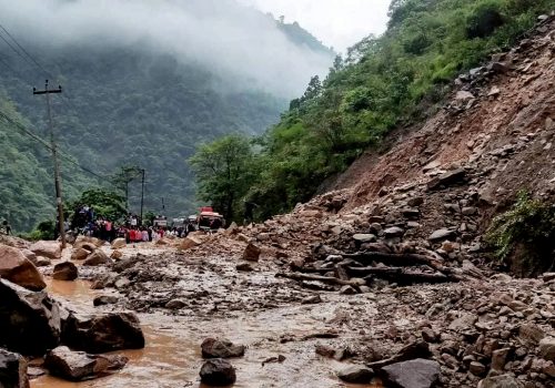 रोकिएन पृथ्वी राजमार्गमा झरेको पहिरो, सडक खुलाउन समस्या