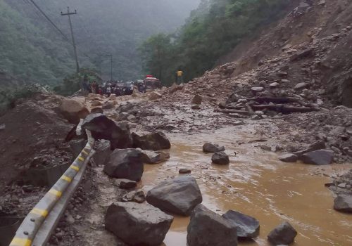 बर्खा लागेसँगै नारायगणढ–मुग्लिन र पृथ्वी राजमार्गमा यात्रुलाई सास्ती सुरु