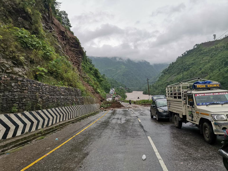 नारायणगढ मुग्लिन सडक : चार महिनामा २४ पटक पहिरो, एक सय ९ घण्टा अवरुद्ध