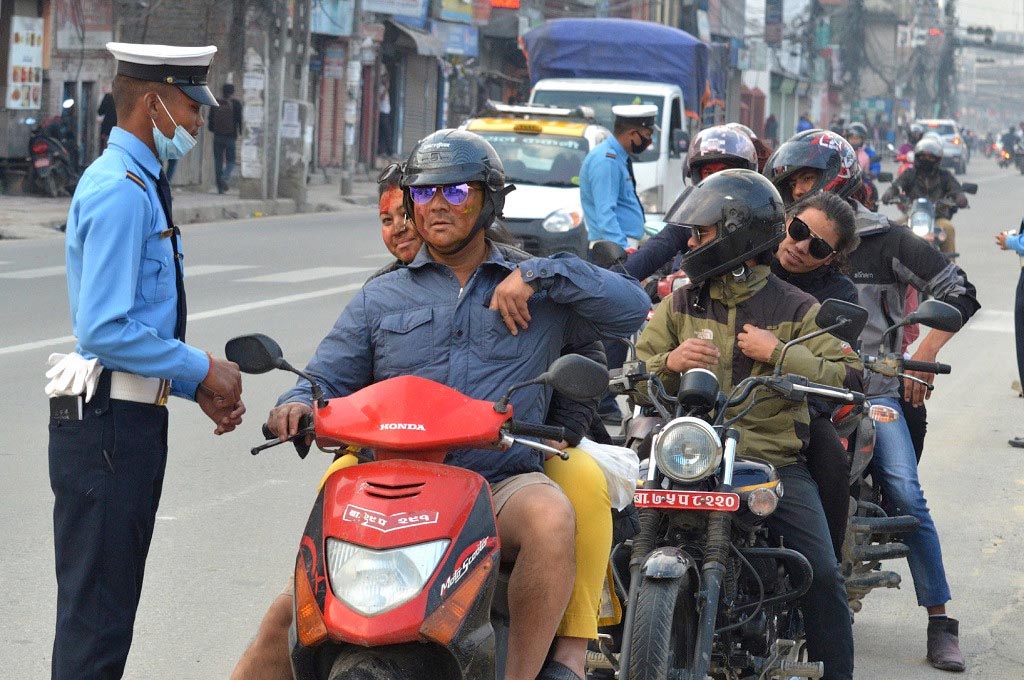 ट्राफिक नियम उल्लङ्घन गर्ने ३२ सय ९६ जना चालकमाथि कारवाही