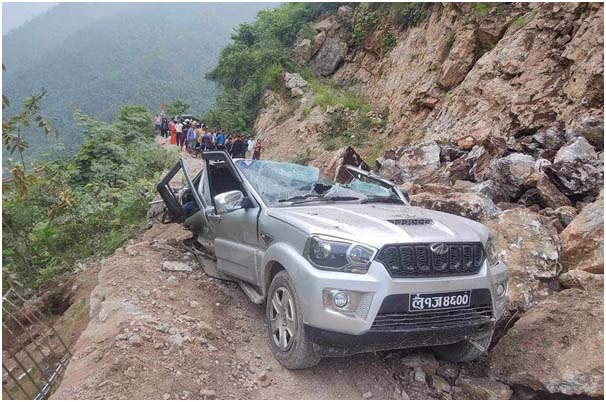 गुडिरहेको जीपमा सुक्खा पहिरो खस्दा तीन जनाको मृत्यु