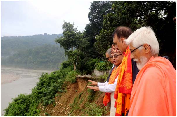 अर्थमन्त्री डा महतद्वारा गलेश्वर आश्रमको पहिरो निरीक्षण