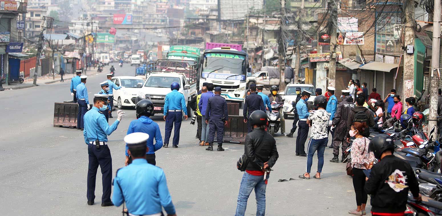 ट्राफिक नियम उल्लङ्घन गर्ने बाह्र हजार चालकलाई कारबाही