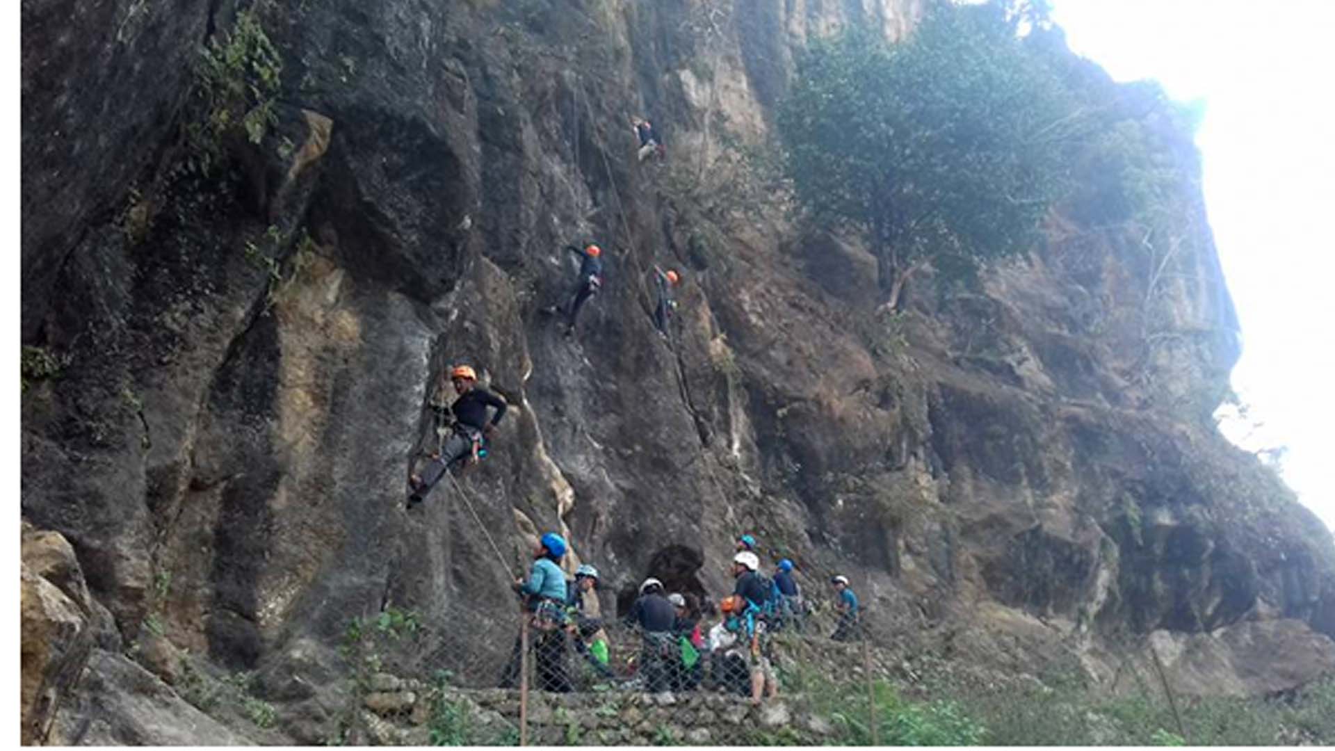 बन्दीपुरको चुनपहरामा चट्टान आरोहण