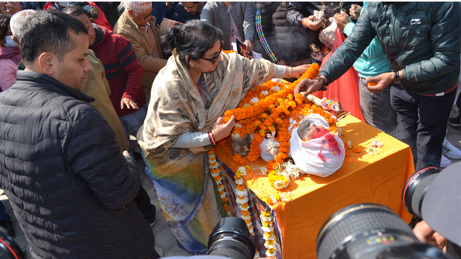 प्रतिष्ठान परिसरमा गायक तथा सङ्गीतकार आचार्यप्रति श्रद्धाञ्जलि अर्पण गरिँदै