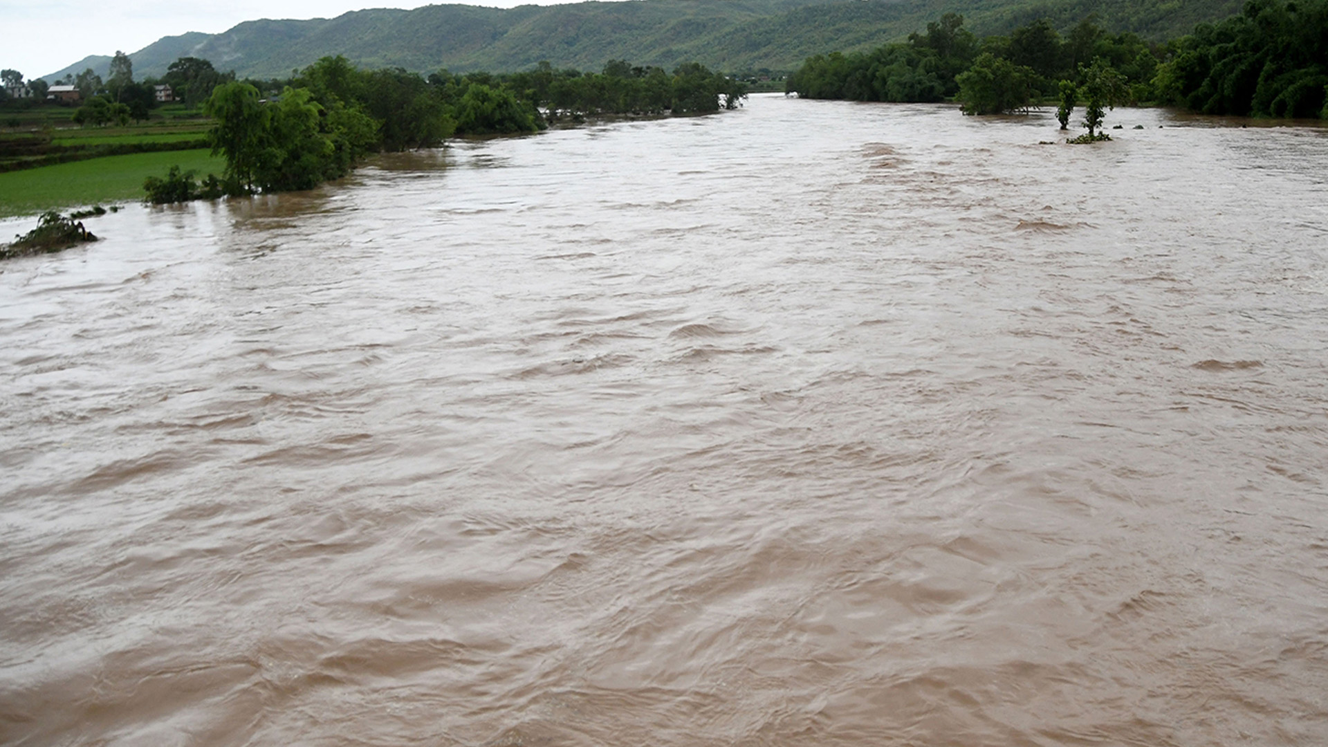 बाढी, पहिरो र डुबानमा पुरिएर देशभर १४ जनाको मृत्यु