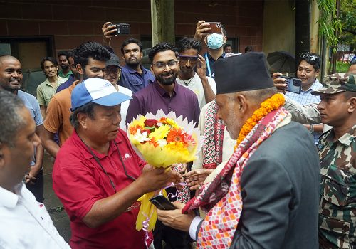 कृषि मन्त्रीलाई स्वागत गर्दै अविष्कार केन्द्रका संस्थापक पुन