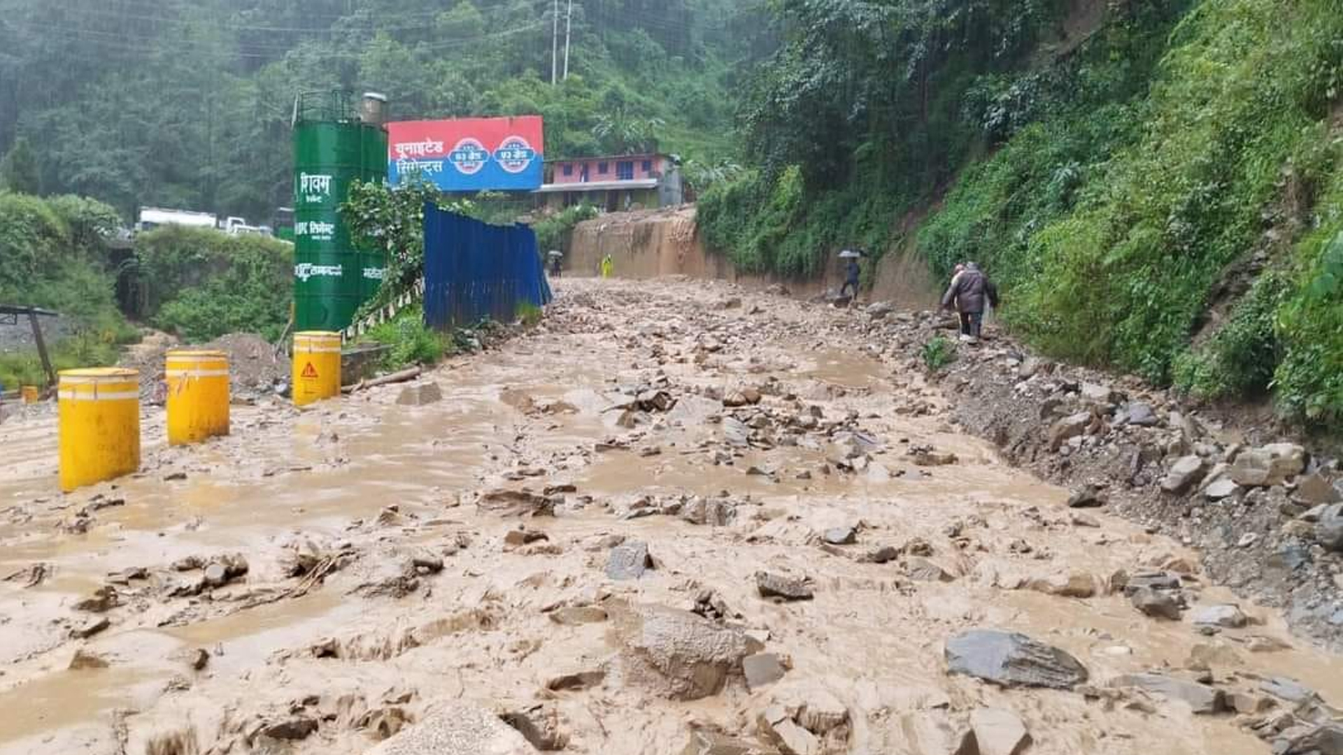 नागढुङ्गा सुरुङमार्ग नजिकै लेदो खसेर सडक अवरुद्ध