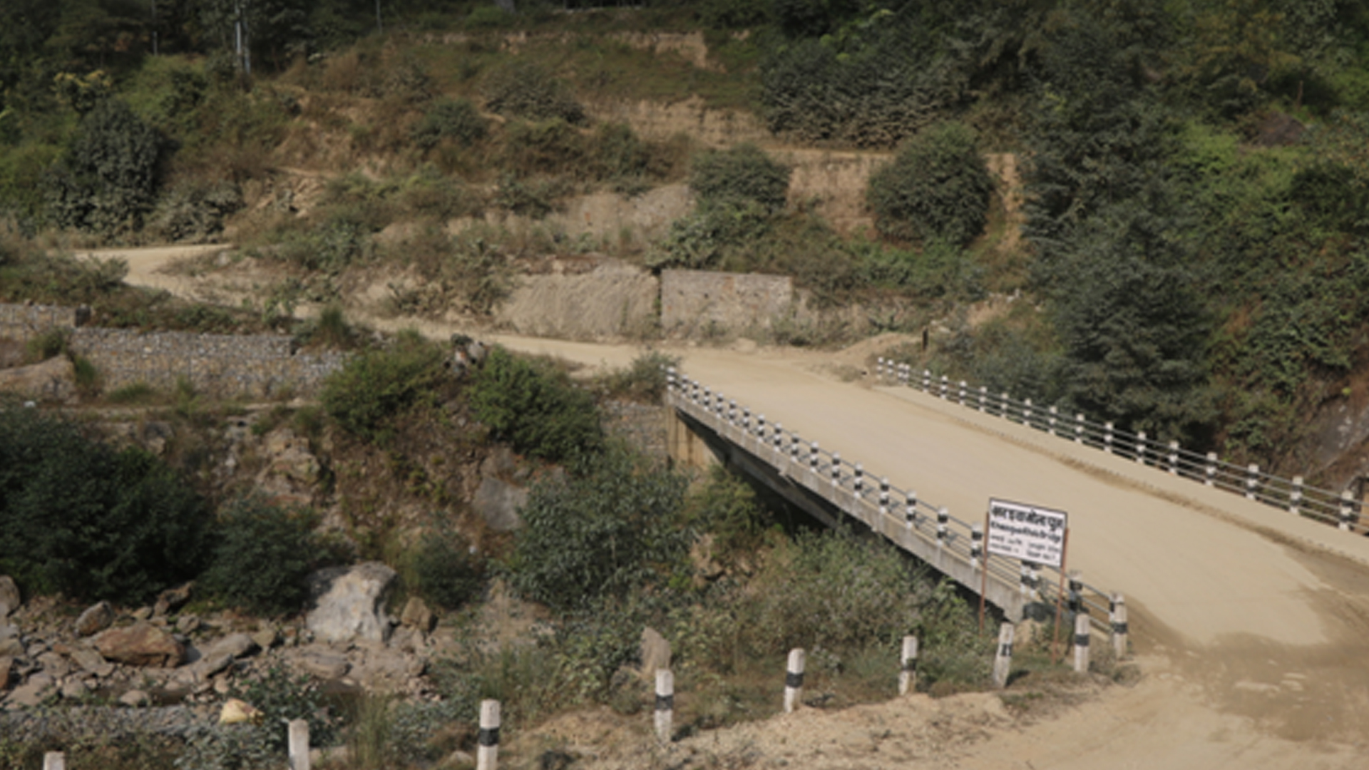 मध्यपहाडी लोकमार्गको खरङ्वा–यावरा खण्ड कालोपत्र