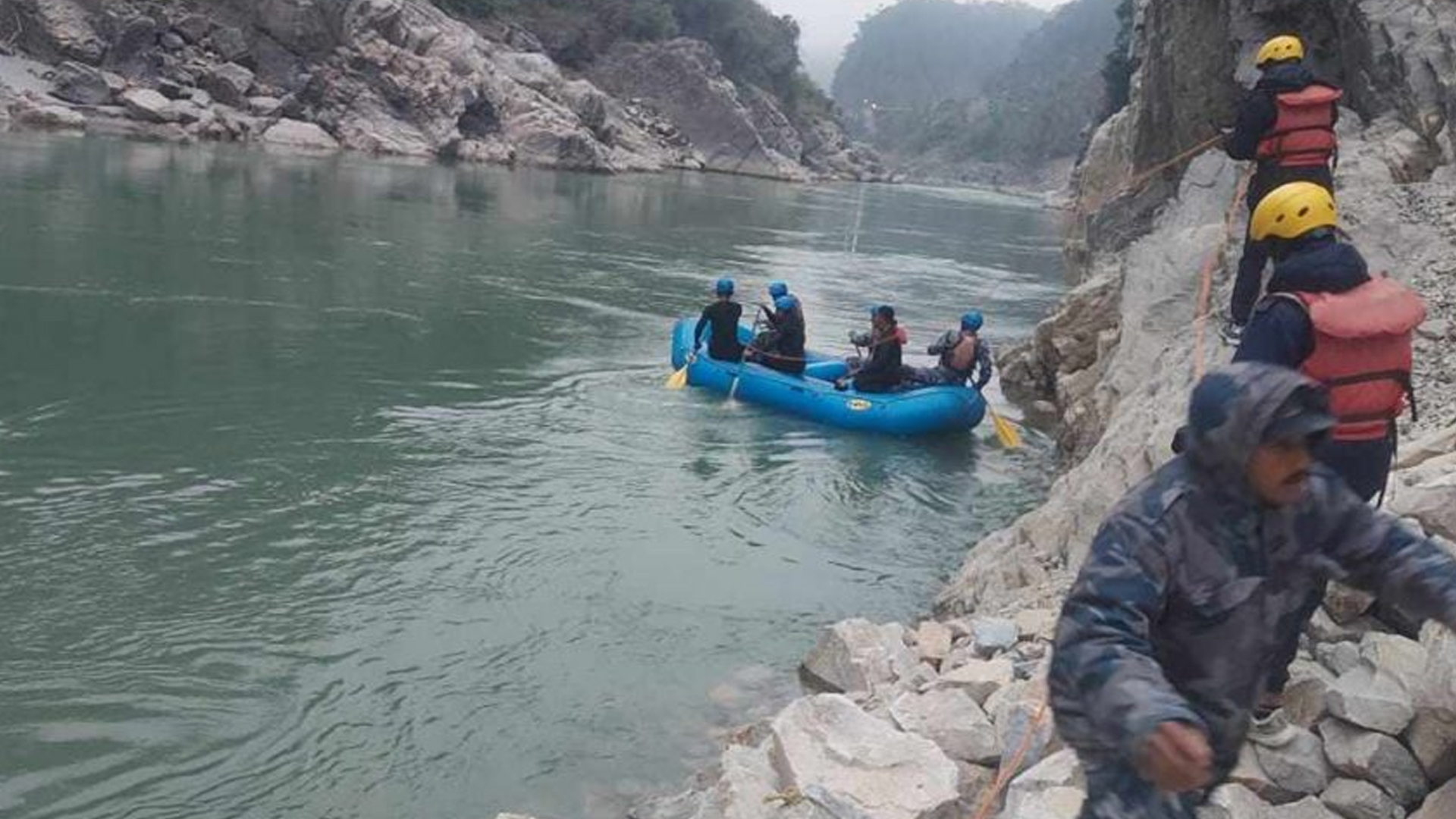 नवलपरासीबाट काठमाडौंतर्फ जाँदै गरेको ट्रक त्रिशूलीमा खस्यो, ३ जनाको उद्धार